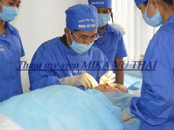 Bác sĩ tiến hành phẫu thuật hút mỡ mắt nội soi tỉ mỉ, cẩn thận cho khách hàng